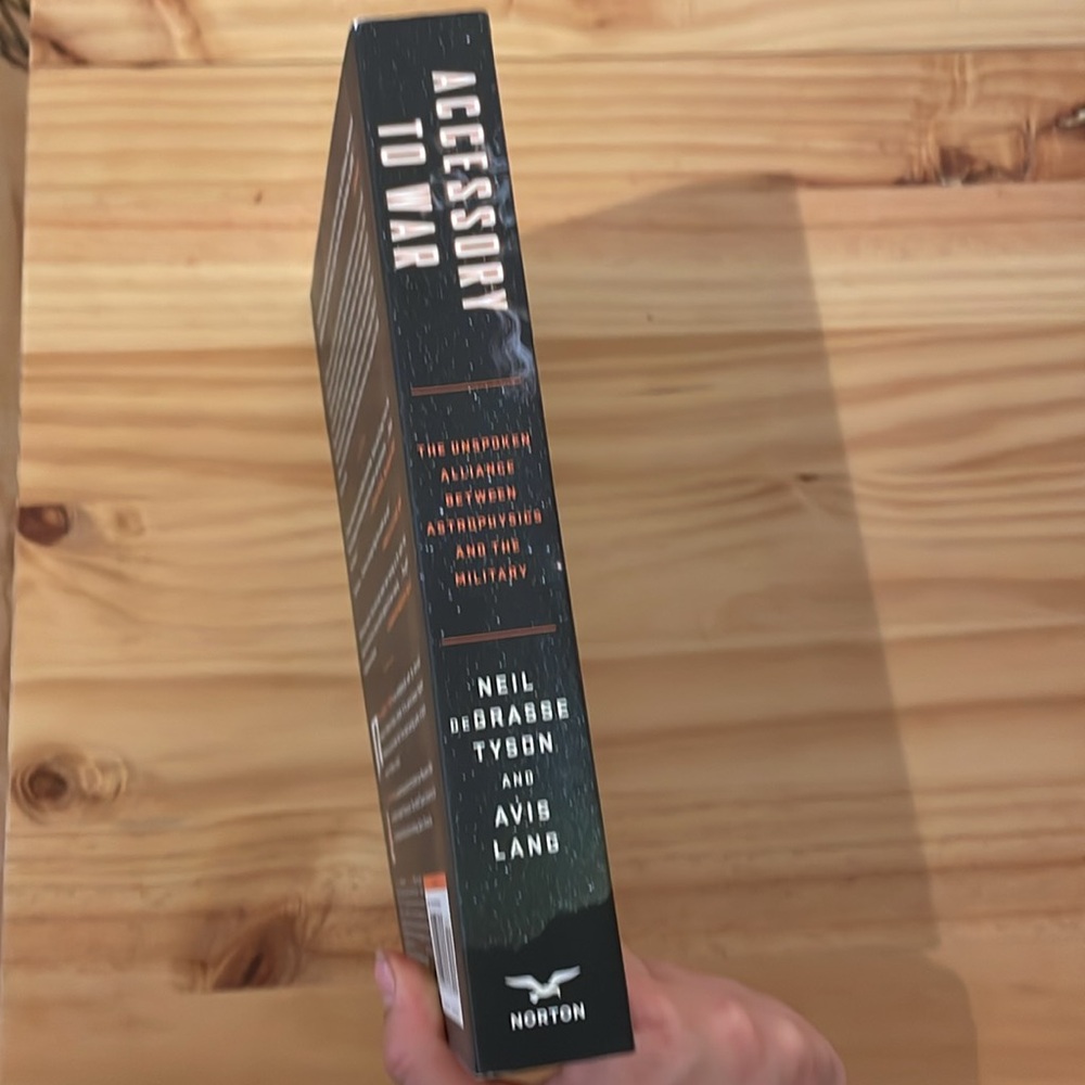 Book: Accessory to war - Picture 3 of 4